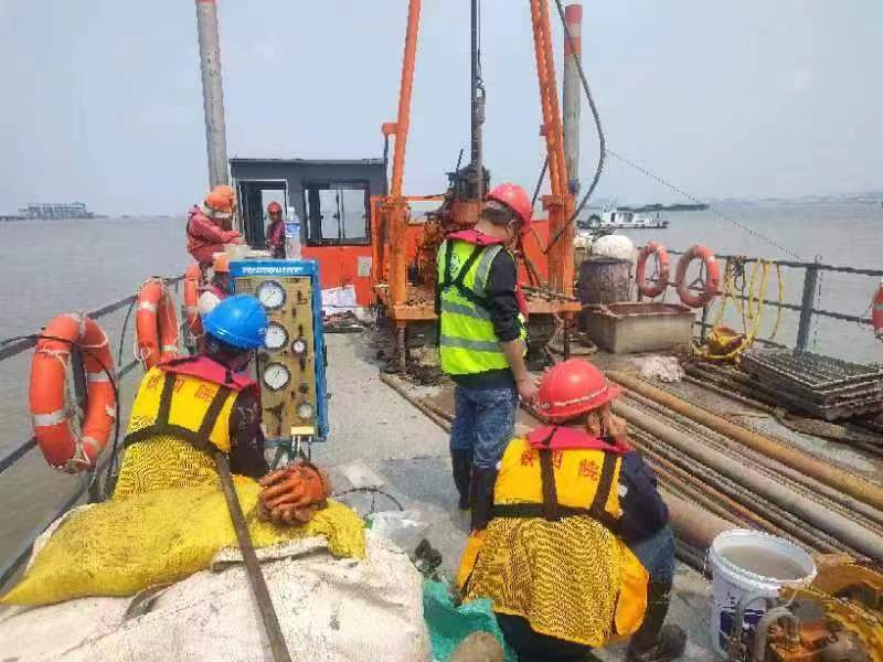 水陸兩棲履帶式多功能自升平臺(tái)